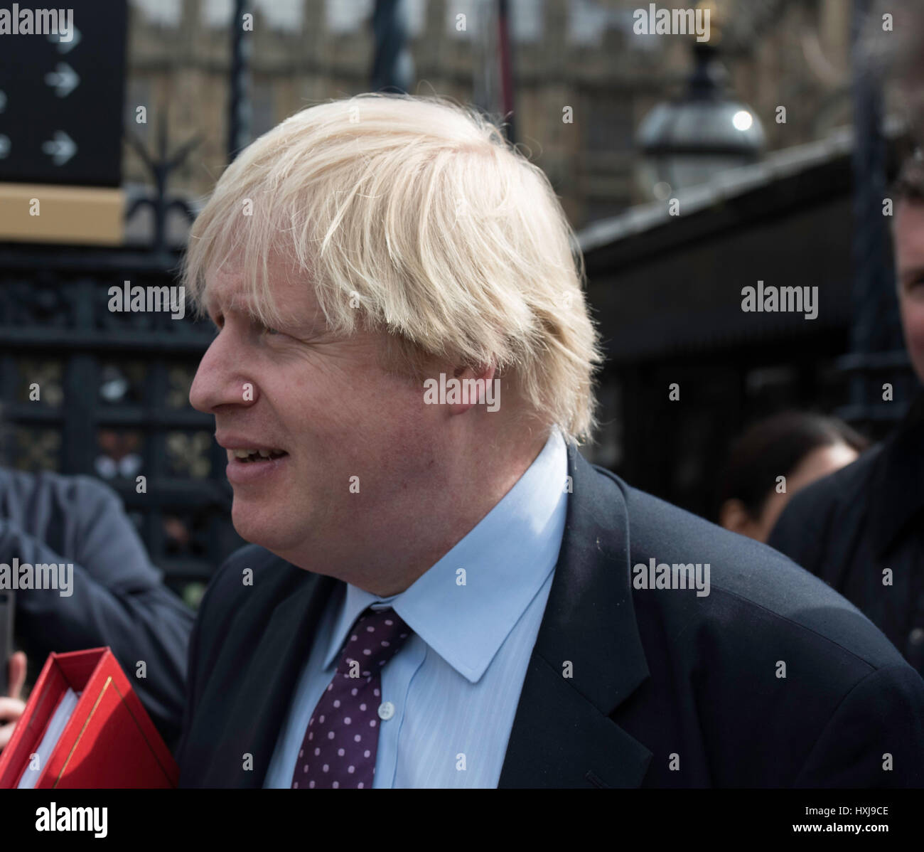 Londres, Royaume-Uni. 28 mars 2017. Boris Johnson, Ministre des affaires étrangères, dans une exposition de mépris, promenades à partir de la Chambre des communes à son bureau Crédit : Ian Davidson/Alamy Live News Banque D'Images