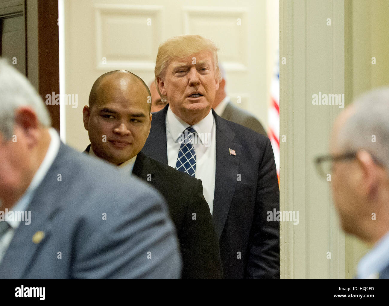 Washington, USA. Mar 28, 2017. Le Président des Etats-Unis, Donald J. Trump arrive à l'hôte d'une séance d'écoute avec l'ordre fraternel de la police dans la Roosevelt Room de la Maison Blanche à Washington, DC le Mardi, Mars 28, 2017. Credit : MediaPunch Inc/Alamy Live News Banque D'Images