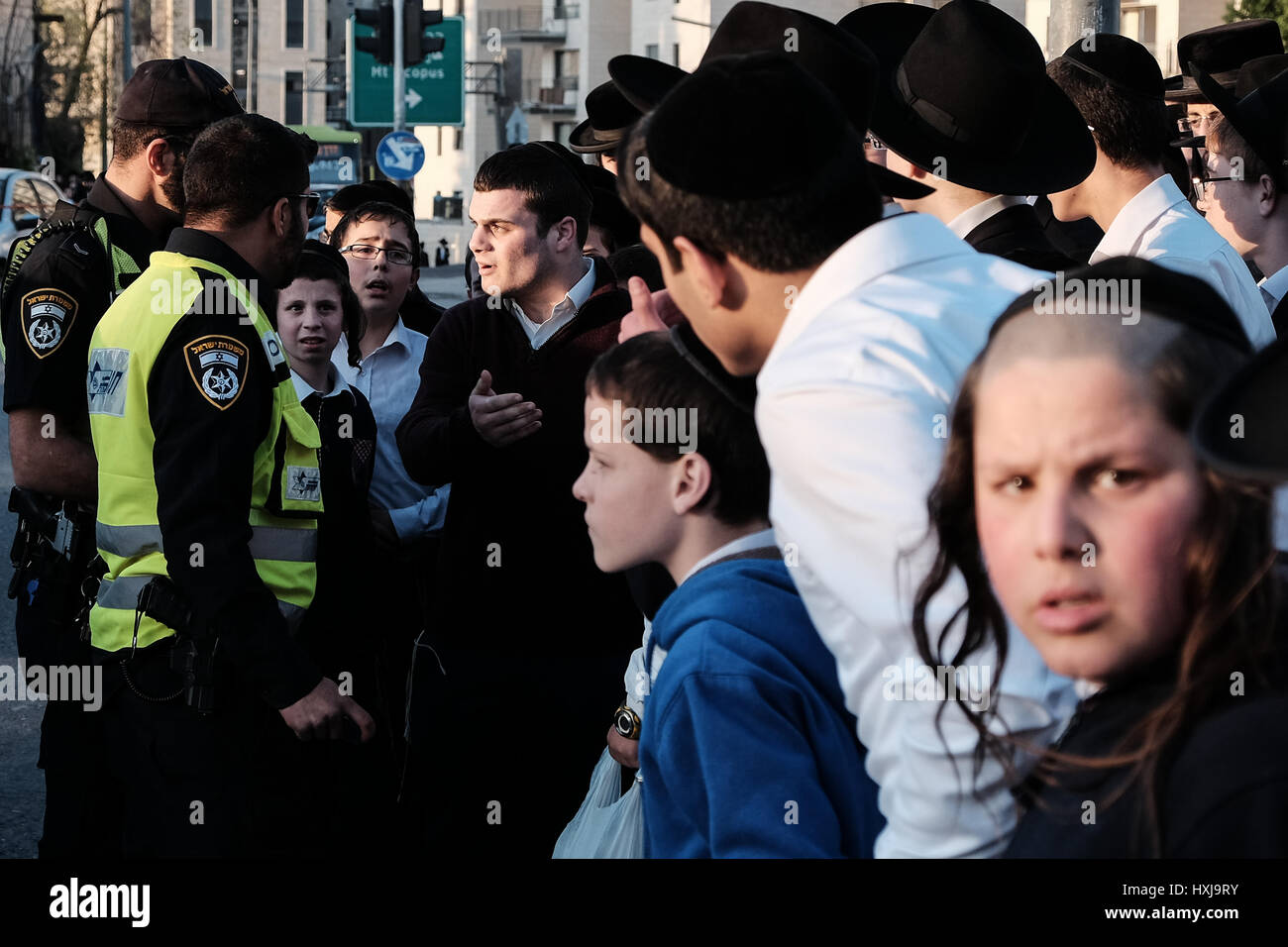 Jérusalem, Israël. 28 mars, 2017. Des milliers d'hommes juifs ultra-orthodoxes, un rassemblement pour protester contre la conscription militaire et l'arrestation par la police militaire de réfractaires. En fait, le projet de haredi ultra-orthodoxes les candidats peuvent faire rapport au bureau de recrutement de Tsahal, déclarer leur foi et d'être exemptés de service, mais certaines refusent de le faire en principal. Credit : Alon Nir/Alamy Live News Banque D'Images