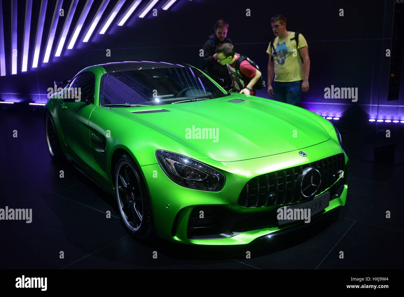 (170329) -- LJUBLJANA, 29 mars 2017 (Xinhua) -- les gens sont à la recherche à l'exposé d'occasion à 24e Salon de l'automobile slovène dans le cadre de l'exposition et centre de convention (GR) à Ljubljana, Slovénie, le 28 mars 2017. Le 24e Salon de l'automobile slovène, qui est ouvert au public du 27 mars au 2 avril 2017, sont exposées sur 12 000 mètres carrés d'espace exposition avec 260 véhicules. (PHOTO XINHUA/MATIC STOJS) Banque D'Images