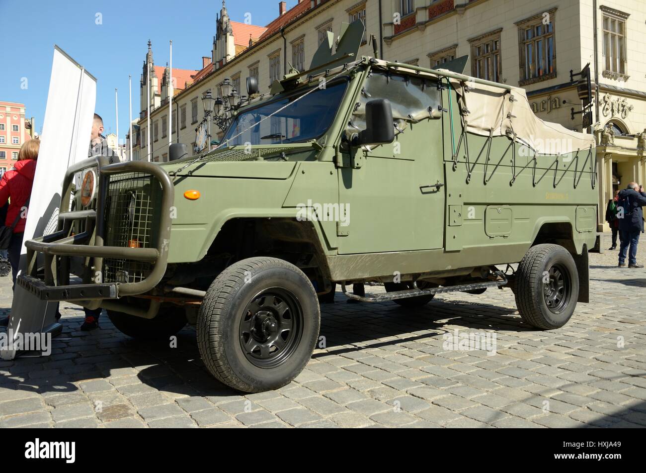 Wroclaw, Pologne. Mar 27, 2017. 27.03.2017, Wroclaw (Pologne). Un bataillon multinational de l'OTAN groupe bataille a rencontré les résidents du sud-ouest de la ville polonaise de Wroclaw le Lundi au cours d'un pique-nique et une exposition de matériel militaire. Le pique-nique de Wroclaw est la première des trois réunions prévues avec des poteaux dans différentes villes du pays. Les deux autres se tiendra à Piotrkow Trybunalski, près de Lodz, Pologne centrale, puis à Varsovie. fot. M. Pawel Mikucki/Alamy Crédit : Paweł M. Mikucki/Alamy Live News Banque D'Images