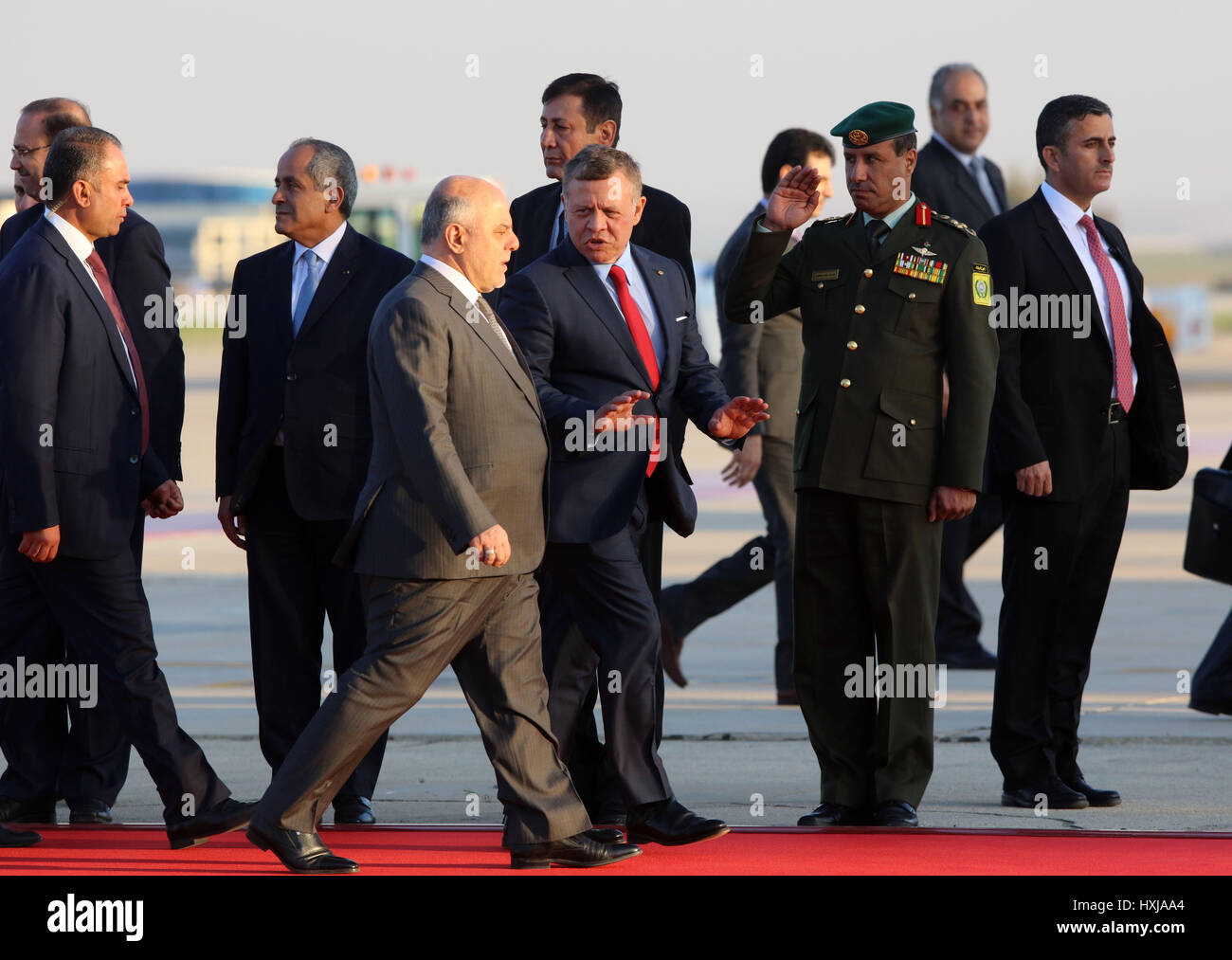 Amman, Jordanie. Mar 28, 2017. Visiter le Premier ministre irakien Haider al-Abadi est accueilli par le Roi Abdallah II de Jordanie au cours d'une cérémonie d'accueil à l'Aéroport International Queen Alia de Amman, capitale de la Jordanie, le 28 mars 2017. Le 28e Sommet de la Ligue des États arabes (LEA) aura lieu à la région de la mer Morte en Jordanie le mercredi. Credit : Mohammad Abu Ghosh/Xinhua/Alamy Live News Banque D'Images