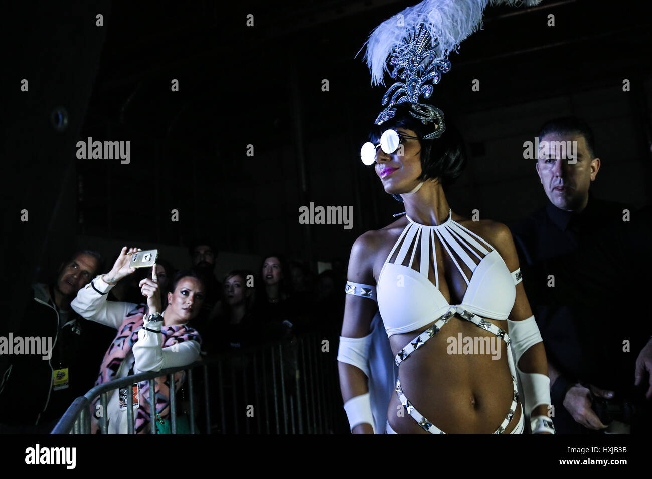 Athènes, Grèce. Mar 27, 2017. Les modèles posent pour des photos au cours de la mode et du spectacle Musique 2017 MadWalk à Athènes, Grèce, le 27 mars 2017. Haut de la musique grecque d'artistes et créateurs de mode ont participé à ce spectacle. Le Lefteris Crédit : Partsalis/Xinhua/Alamy Live News Banque D'Images