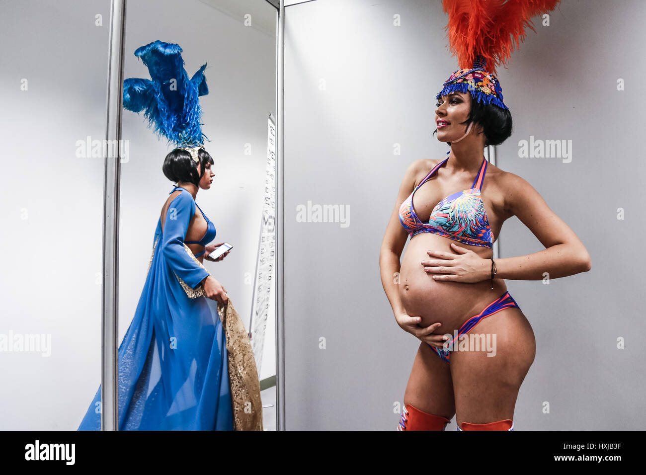 Athènes, Grèce. Mar 27, 2017. Un modèle d'enceintes se prépare à prendre part à la mode et la musique show 2017 MadWalk à Athènes, Grèce, le 27 mars 2017. Haut de la musique grecque d'artistes et créateurs de mode ont participé à ce spectacle. Le Lefteris Crédit : Partsalis/Xinhua/Alamy Live News Banque D'Images