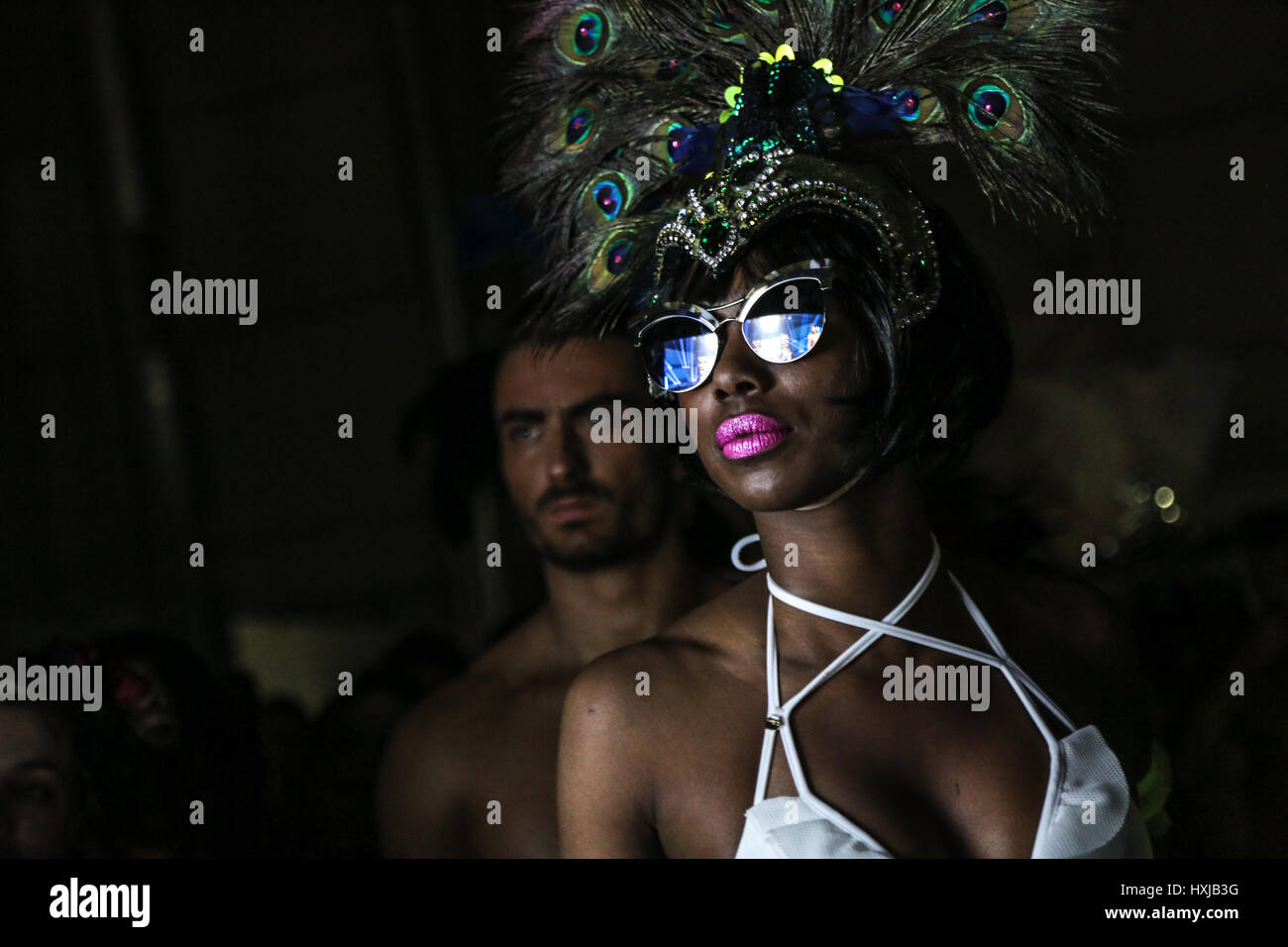 Athènes, Grèce. Mar 27, 2017. Les modèles posent pour des photos au cours de la mode et du spectacle Musique 2017 MadWalk à Athènes, Grèce, le 27 mars 2017. Haut de la musique grecque d'artistes et créateurs de mode ont participé à ce spectacle. Le Lefteris Crédit : Partsalis/Xinhua/Alamy Live News Banque D'Images