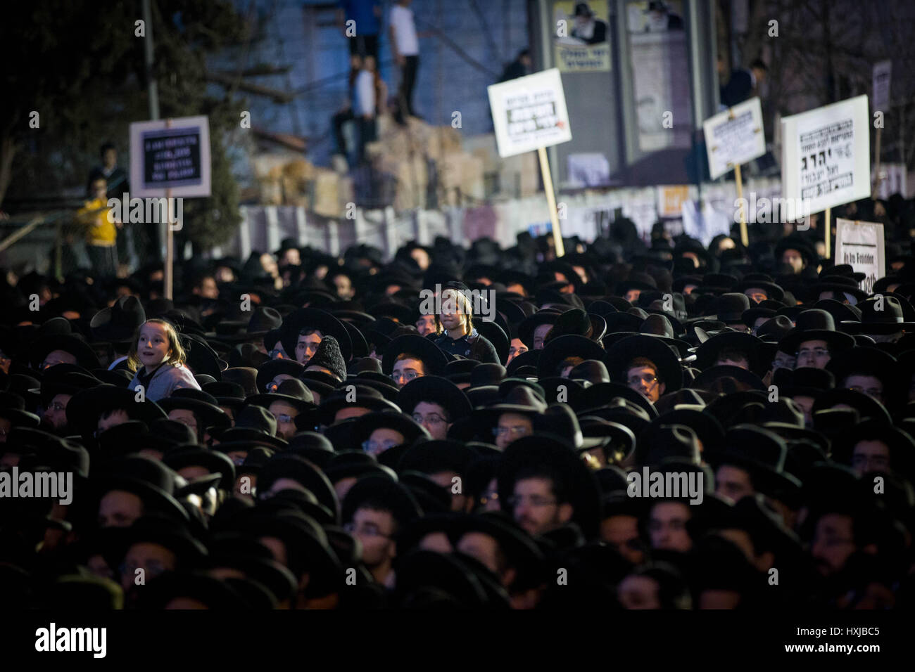 Jérusalem, Israël. Mar 28, 2017. Les juifs ultra-orthodoxes participent à une manifestation contre la conscription de l'armée israélienne à Jérusalem, le 28 mars 2017. Source : Xinhua/JINI/Alamy Live News Banque D'Images