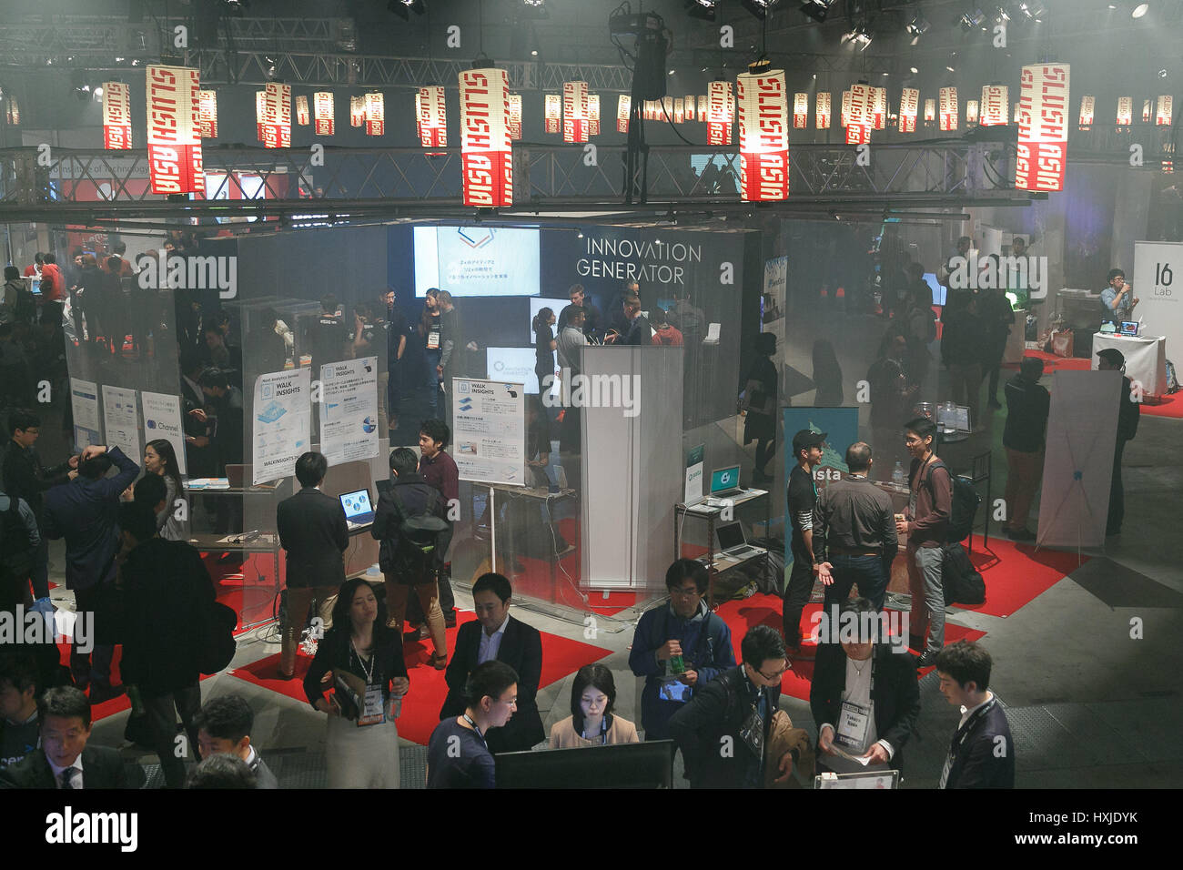 Tokyo, Japon. Mar 29, 2017. Personnes participent à la première journée de Slush Tokyo 2017 event le 29 mars 2017, Tokyo, Japon. Les 2 jours de l'événement dispose d'entrepreneurs en partageant leurs histoires et qui présentent leurs produits et services à Tokyo Big Sight. Credit : Rodrigo Reyes Marin/AFLO/Alamy Live News Banque D'Images