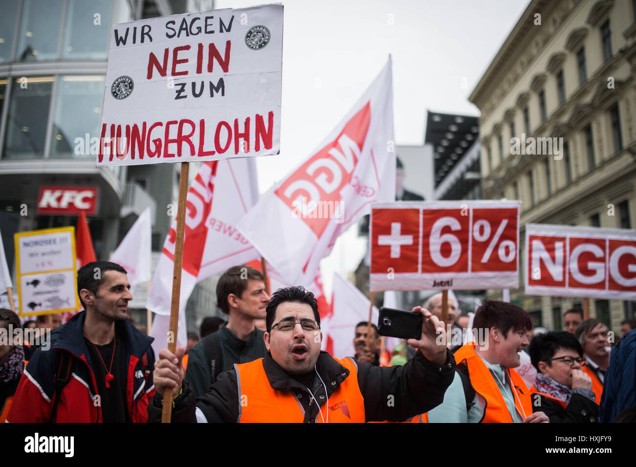 Berlin, Allemagne. Mar 29, 2017. Les membres de l'allemand de l'alimentation, des boissons et de la restauration de l'Union européenne (NGG) démontrer par Checkpoint Charlie dans le centre de Berlin, Allemagne, 29 mars 2017. L'Union européenne a demandé que des augmentations de salaire de 6  % à Berlin qui augmente la distance entre le salaire minimum et le salaire réel des travailleurs dans la plus faible entre crochets. Dpa : Crédit photo alliance/Alamy Live News Banque D'Images