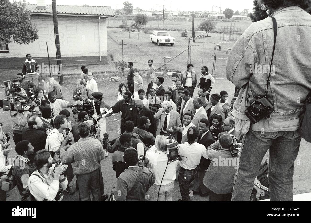 Ahmed Kathrada né le 29 août 1929 est décédé 28 mars 2017 Ahmed Kathrada et Walter Sisulu sont libérés de la prison de Pollsmoor et retour à la maison, de Soweto, Johannesburg , Afrique du Sud le 15 octobre 1989 Banque D'Images