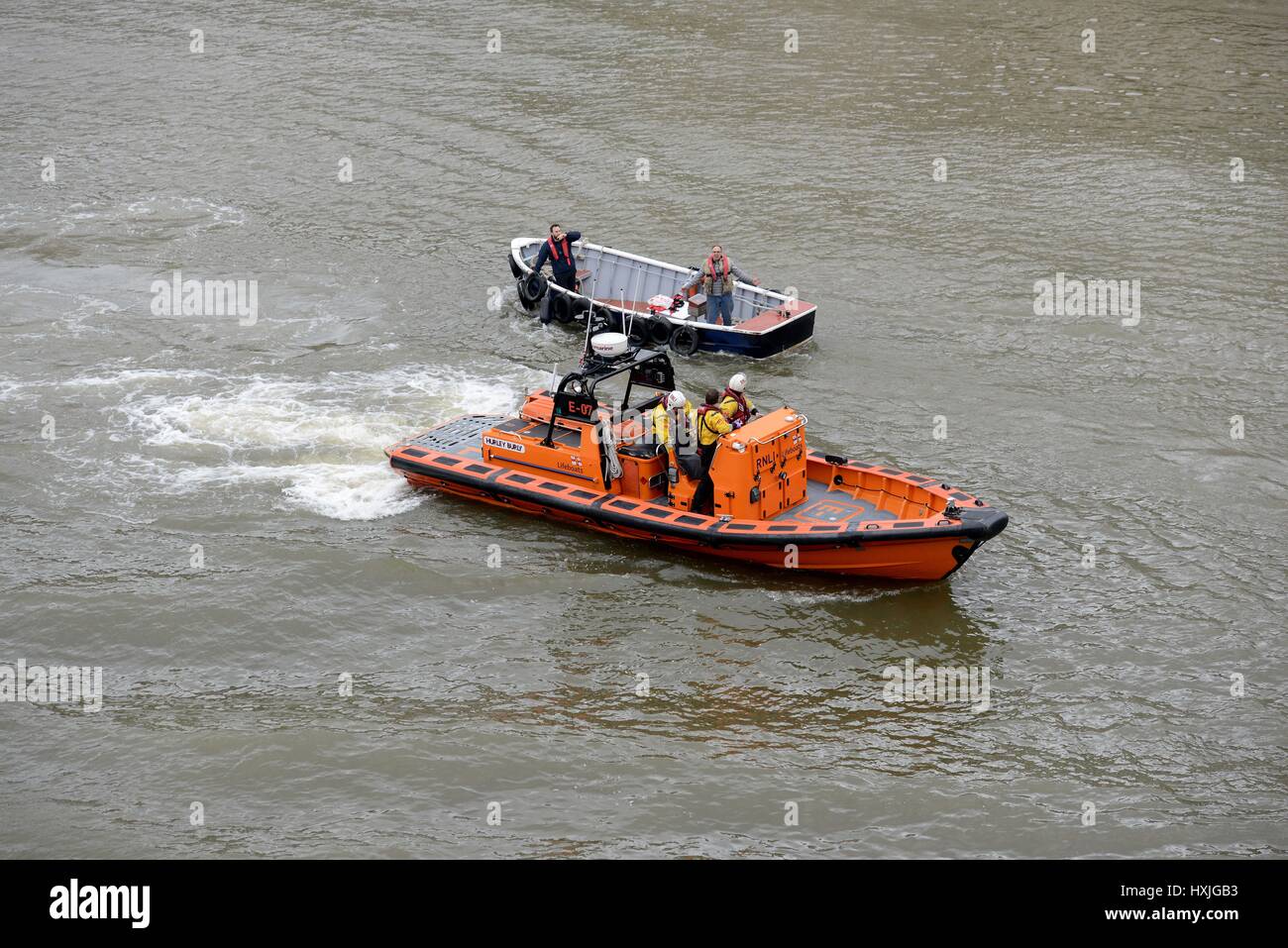 Homme aurait sauté du pont de Westminster dans la rivière Thames, London, UK, Crédit : Finnbarr Webster/Alamy Live News Banque D'Images