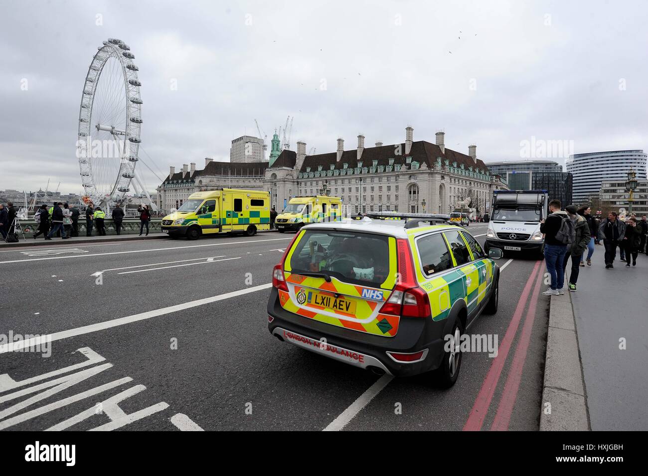 Homme aurait sauté du pont de Westminster dans la rivière Thames, London, UK, Crédit : Finnbarr Webster/Alamy Live News Banque D'Images