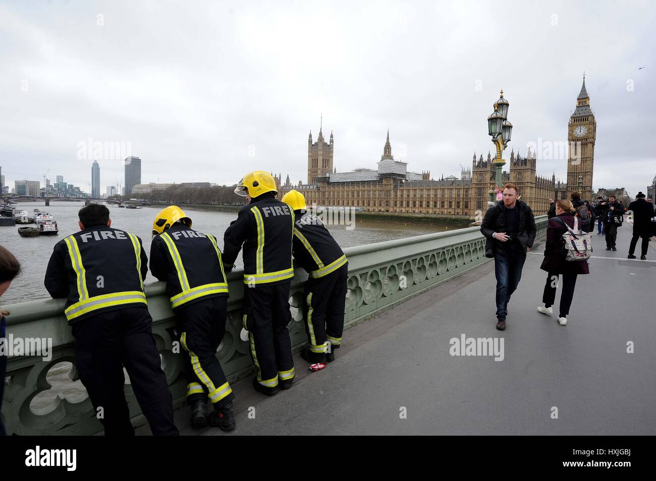 Homme aurait sauté du pont de Westminster dans la rivière Thames, London, UK, Crédit : Finnbarr Webster/Alamy Live News Banque D'Images