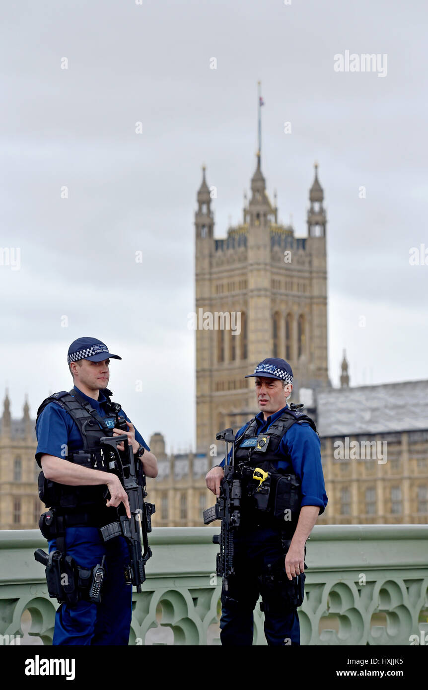 Londres, Royaume-Uni. Mar 29, 2017. Le pont de Westminster est fermée à la circulation et de la sécurité est serré avant une minutes de silence en mémoire de ceux qui sont morts dans l'attaque par Khalid Massoud il y a une semaine . C'était exactement il y a une semaine, Khalid Masood a tué quatre personnes sur le pont et à l'extérieur de la Maison du Parlement à Londres Crédit : Simon Dack/Alamy Live News Banque D'Images