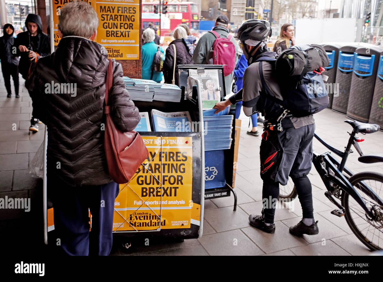 Londres, Royaume-Uni. Mar 29, 2017. Les Londoniens récupérer des copies de l'Evening Standard de Londres à Westminster journal à lire sur l'article 50 d'être signé et envoyé par le Premier ministre Theresa peut aujourd'hui Crédit : Simon Dack/Alamy Live News Banque D'Images