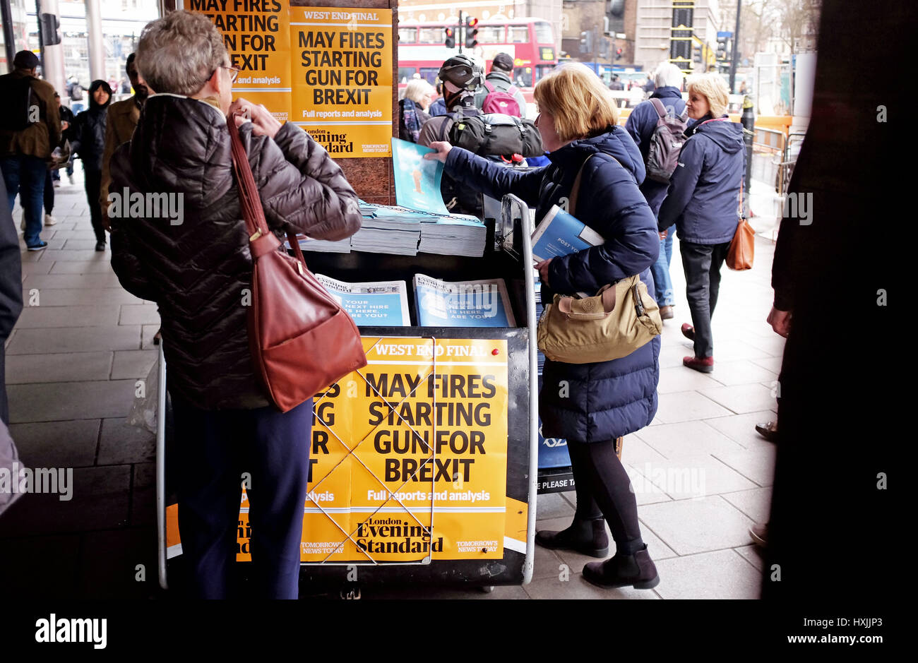 Londres, Royaume-Uni. Mar 29, 2017. Les Londoniens récupérer des copies de l'Evening Standard de Londres à Westminster journal à lire sur l'article 50 d'être signé et envoyé par le Premier ministre Theresa peut aujourd'hui Crédit : Simon Dack/Alamy Live News Banque D'Images