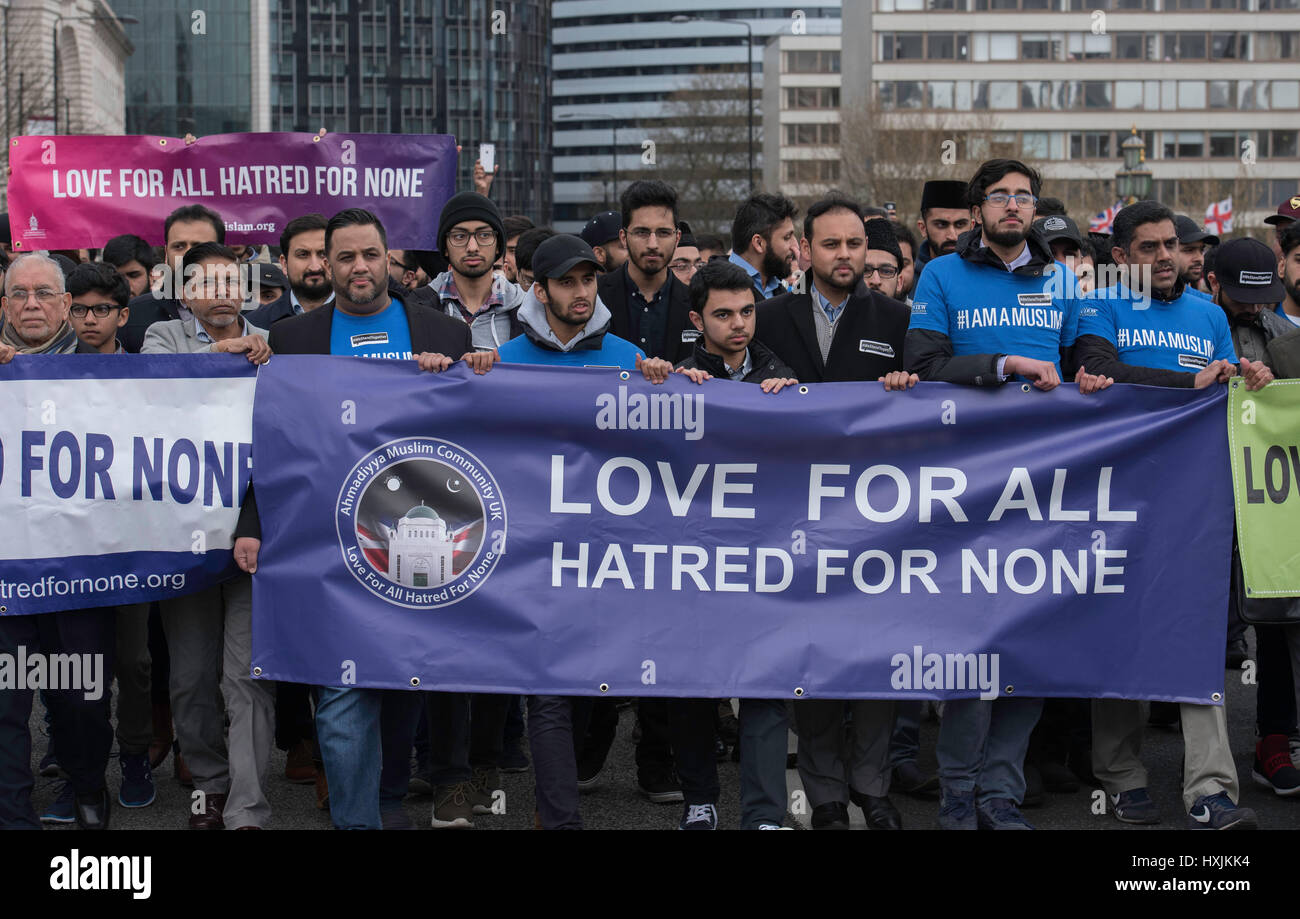 Londres, Royaume-Uni. 29 mars, 2017. Les groupes musulmans à la marche à travers le pont de Westminster en hommage aux victimes de la terreur Crédit : Ian Davidson/Alamy Live News Banque D'Images