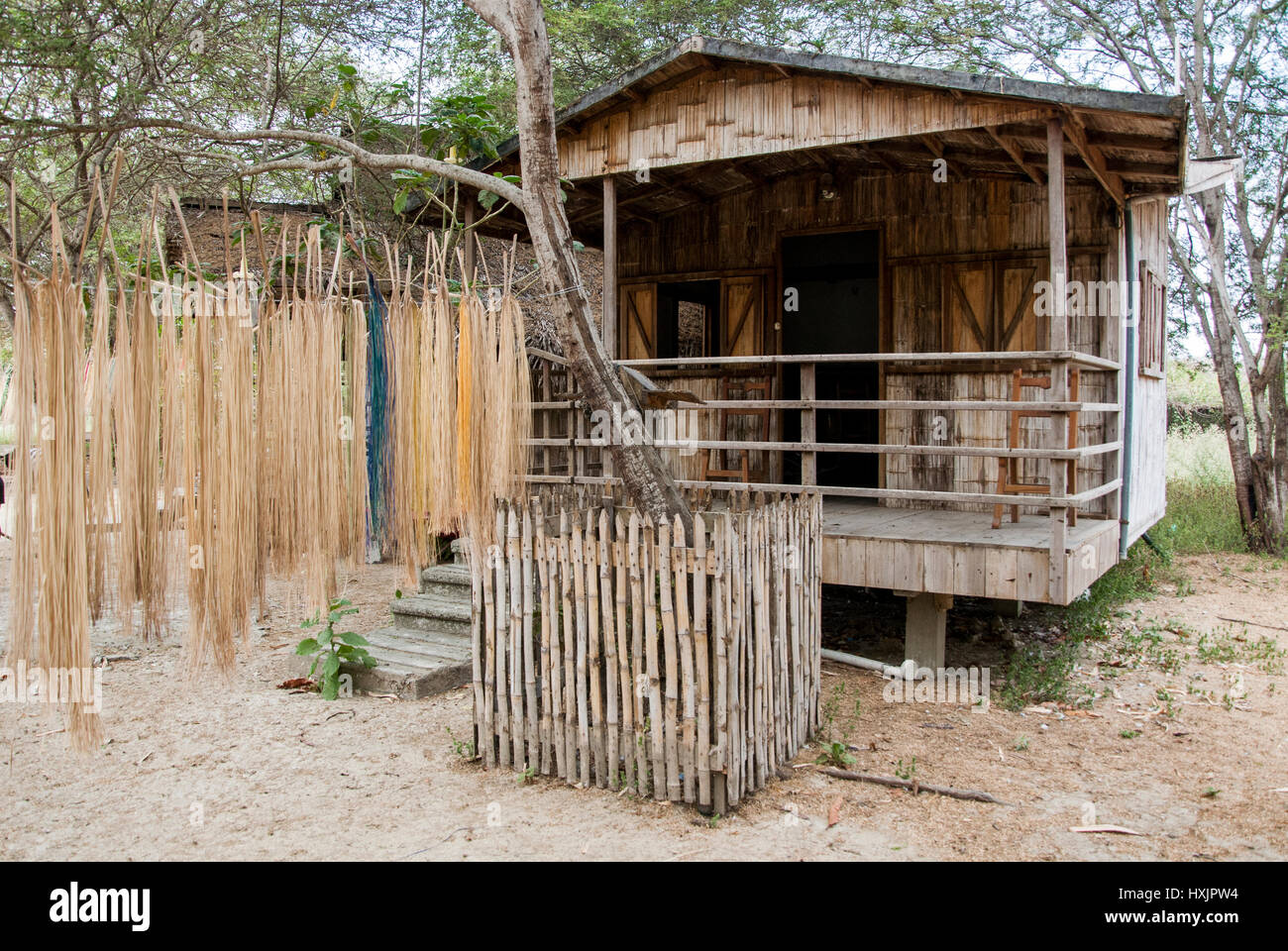 Maison traditionnelle en bois dans une usine de chapeaux - Manta - Equateur  Photo Stock - Alamy