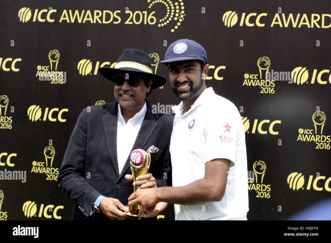 Dharamsala, Inde. Mar 28, 2017. Dharamshala : R Ashwin Kumar, de l'équipe de cricket indienne qui reçoit le prix des mains de Kapil Dev (l) au cours de la cérémonie de distribution des prix comme Indiennes a remporté le 4e test match et aussi 4 test match contre l'Australie par la série 2-1, à Dharasmhala. Credit : Shailesh Bhatnagar/Pacific Press/Alamy Live News Banque D'Images