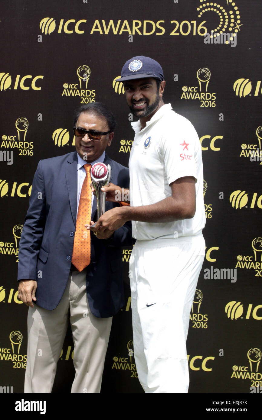 Dharamsala, Inde. Mar 28, 2017. Dharamshala : R Ashwin Kumar, de l'équipe de cricket indienne qui reçoit le prix des mains de Kapil Dev (l) au cours de la cérémonie de distribution des prix comme Indiennes a remporté le 4e test match et aussi 4 test match contre l'Australie par la série 2-1, à Dharasmhala. Credit : Shailesh Bhatnagar/Pacific Press/Alamy Live News Banque D'Images