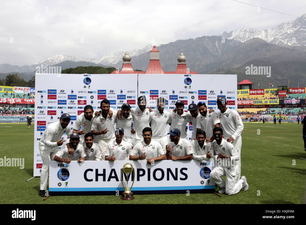 Dharamsala, Inde. Mar 28, 2017. Dharamshala : équipe de cricket indienne avec capitaine Virat Kohli (à gauche ) qui pose pour la photo avec les Indiens a remporté le trophée en tant que 4e test match et aussi 4 test match contre l'Australie par la série 2-1, à Dharasmhala. Credit : Shailesh Bhatnagar/Pacific Press/Alamy Live News Banque D'Images