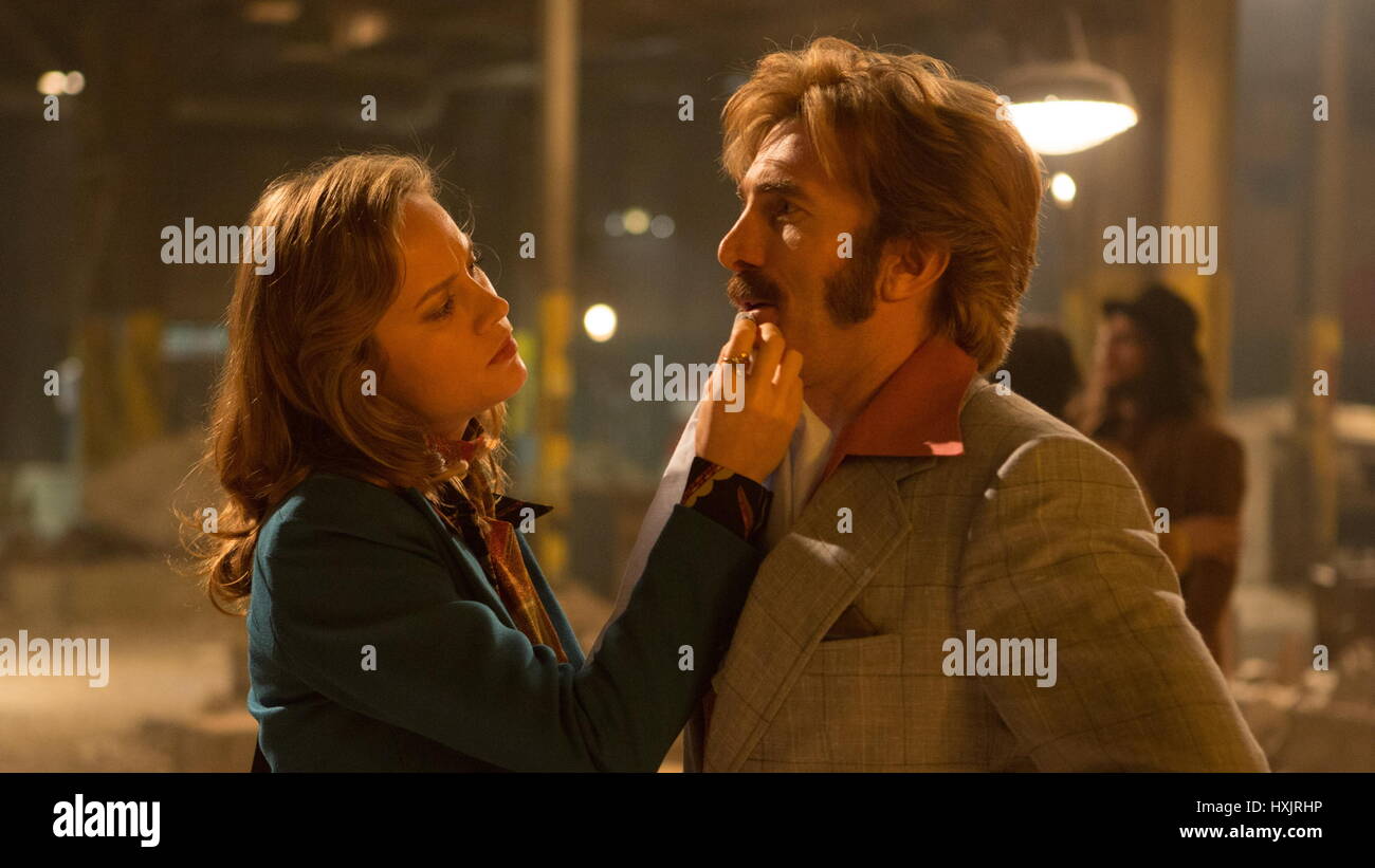 DATE DE SORTIE : Avril 21, 2017 Title : Free Fire STUDIO : protagoniste Photos Réalisateur : Ben Wheatley : terrain situé à Boston en 1978, d'une réunion dans un entrepôt abandonné entre deux pistes se transforme en une fusillade et un jeu de survie sur la photo : Brie Larson comme Justine, Sharlto Copley que Vernon. (Crédit Image : © Pixar/photos) Banque D'Images