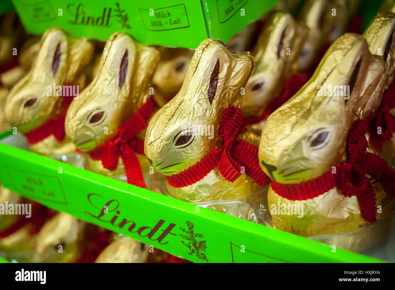 Une armée de lapins de Pâques en chocolat de marque Lindt en exposition dans un magasin à New York, le jeudi 23 mars, 2017. Pâques arrive le 16 avril. (© Richard B. Levine) Banque D'Images