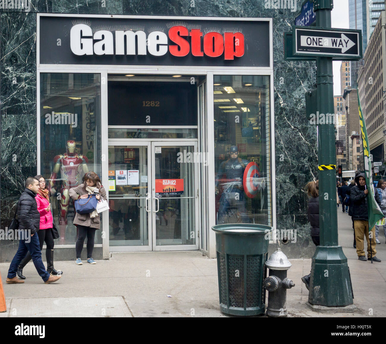 Un magasin de jeux vidéo GameStop à Herald Square à New York, le vendredi 24 mars, 2017. GameStop a fait état d'une baisse au quatrième trimestre, en vente dans tous les segments de son marché. (© Richard B. Levine) Banque D'Images