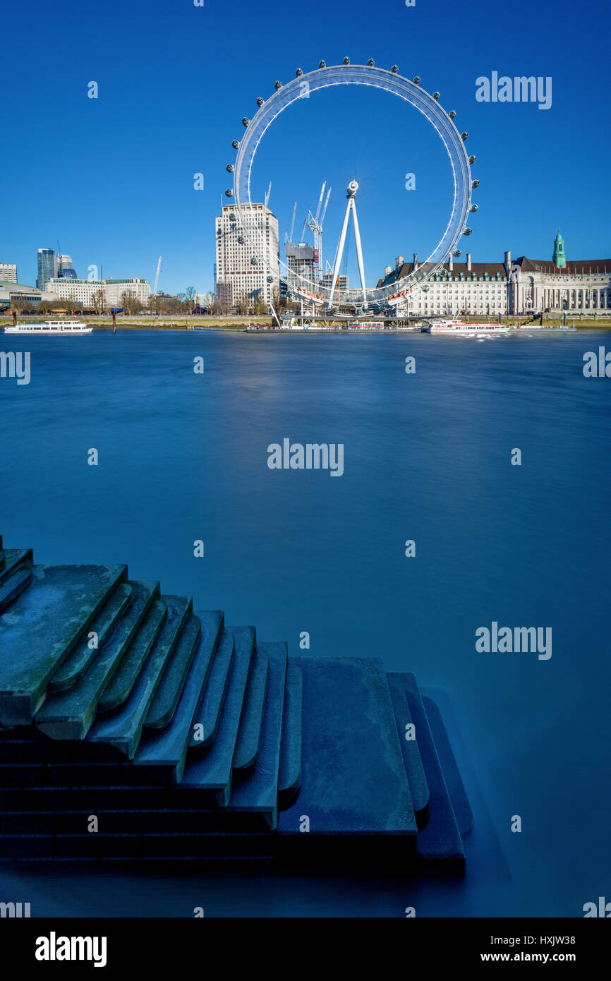 Vue sur la Tamise depuis les marches de la Royal Air Force Memorial, Londres, Angleterre, Royaume-Uni au London Eye, une attraction touristique à Banque D'Images