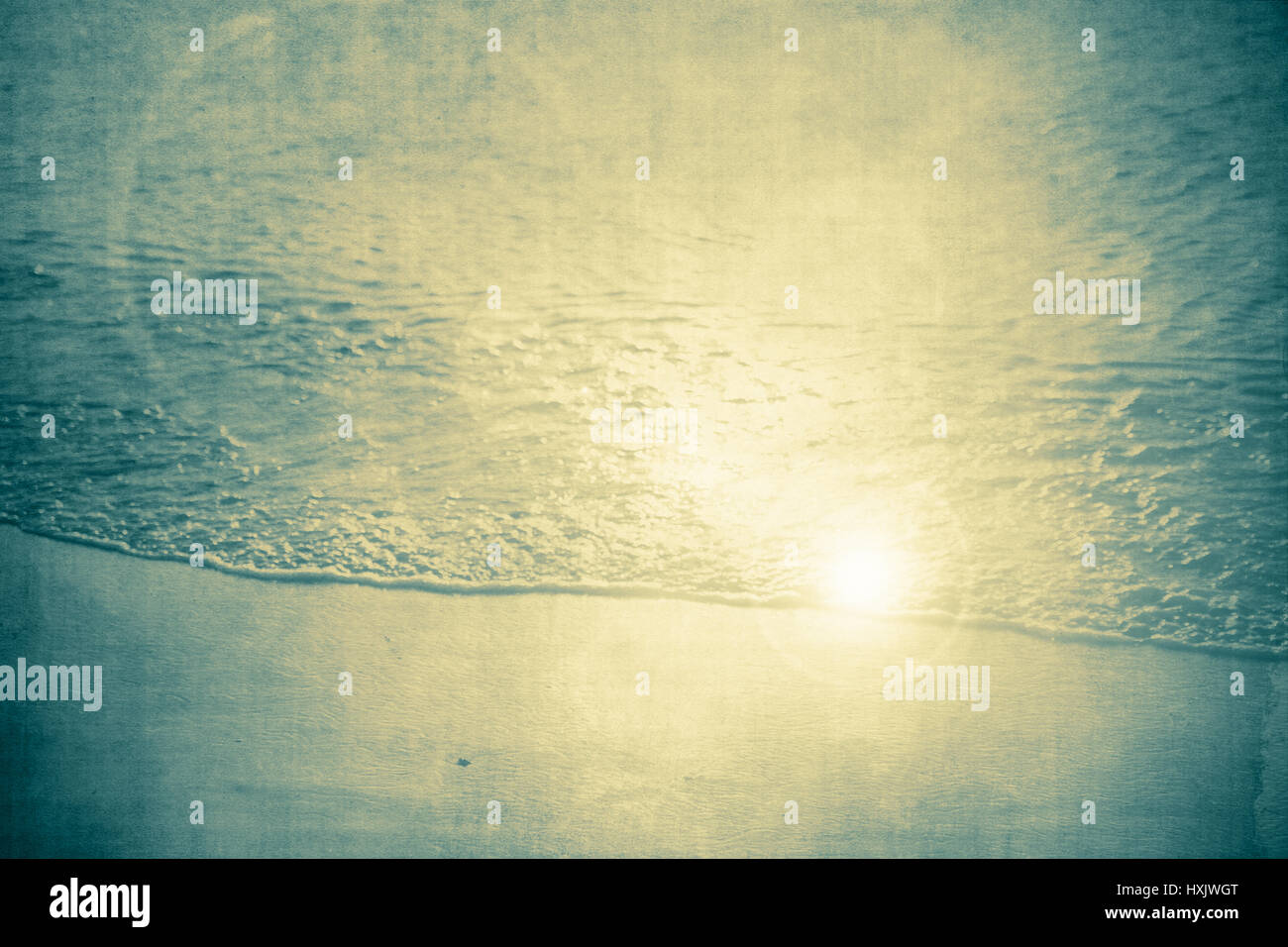 Vintage Plage nature texturé toile avec de l'eau de mer, sable et soleil flare Banque D'Images