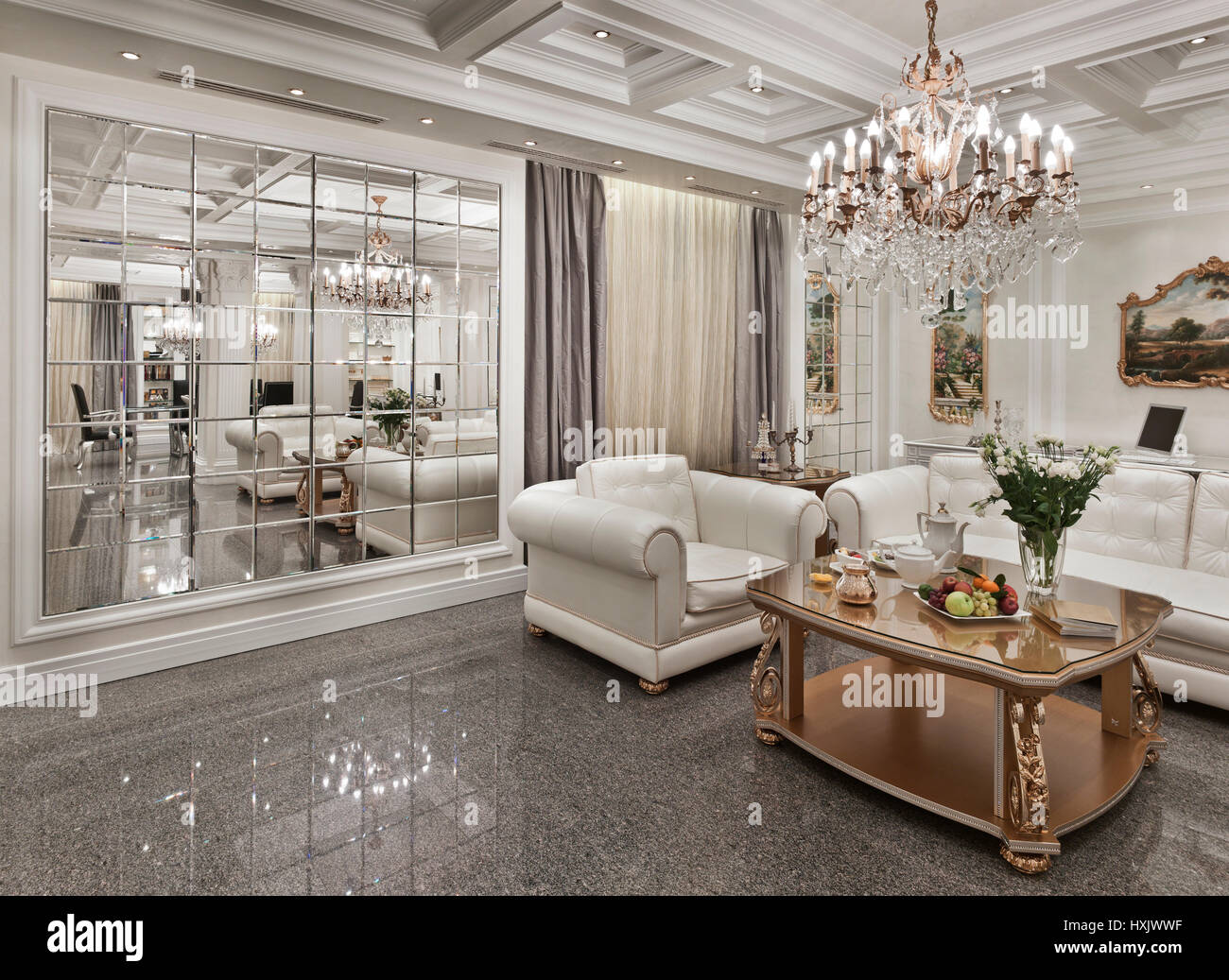 Show-room d'intérieur de luxe à Moscou dans un style classique avec un mobilier d'or Banque D'Images