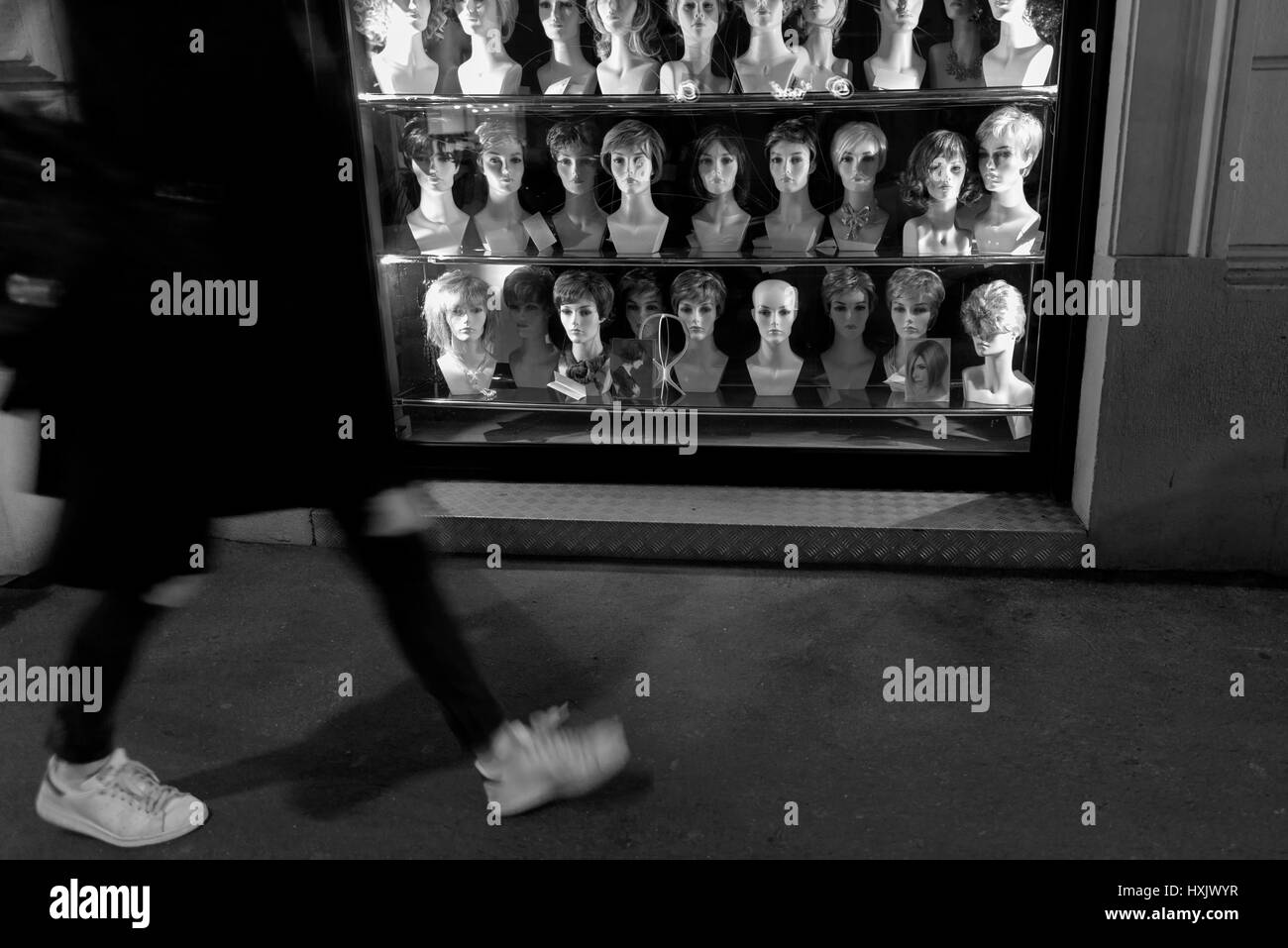 Présenter avec des têtes de mannequin Banque D'Images