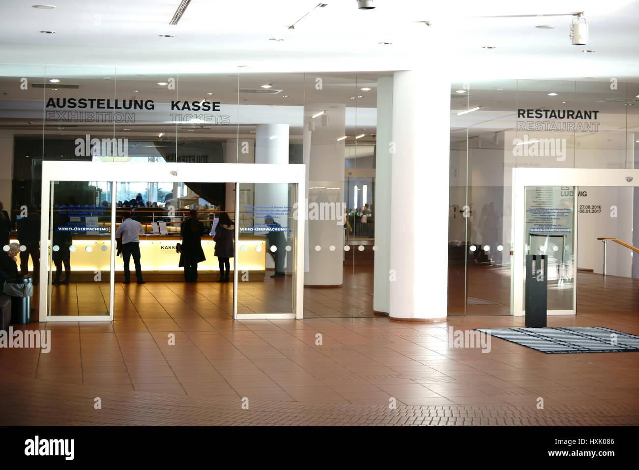 Cologne, Allemagne - 24 novembre 2016 : l'entrée et le bureau de paye du Musée Ludwig, une exposition d'art d'art moderne du 20ème et 21ème siècle Banque D'Images