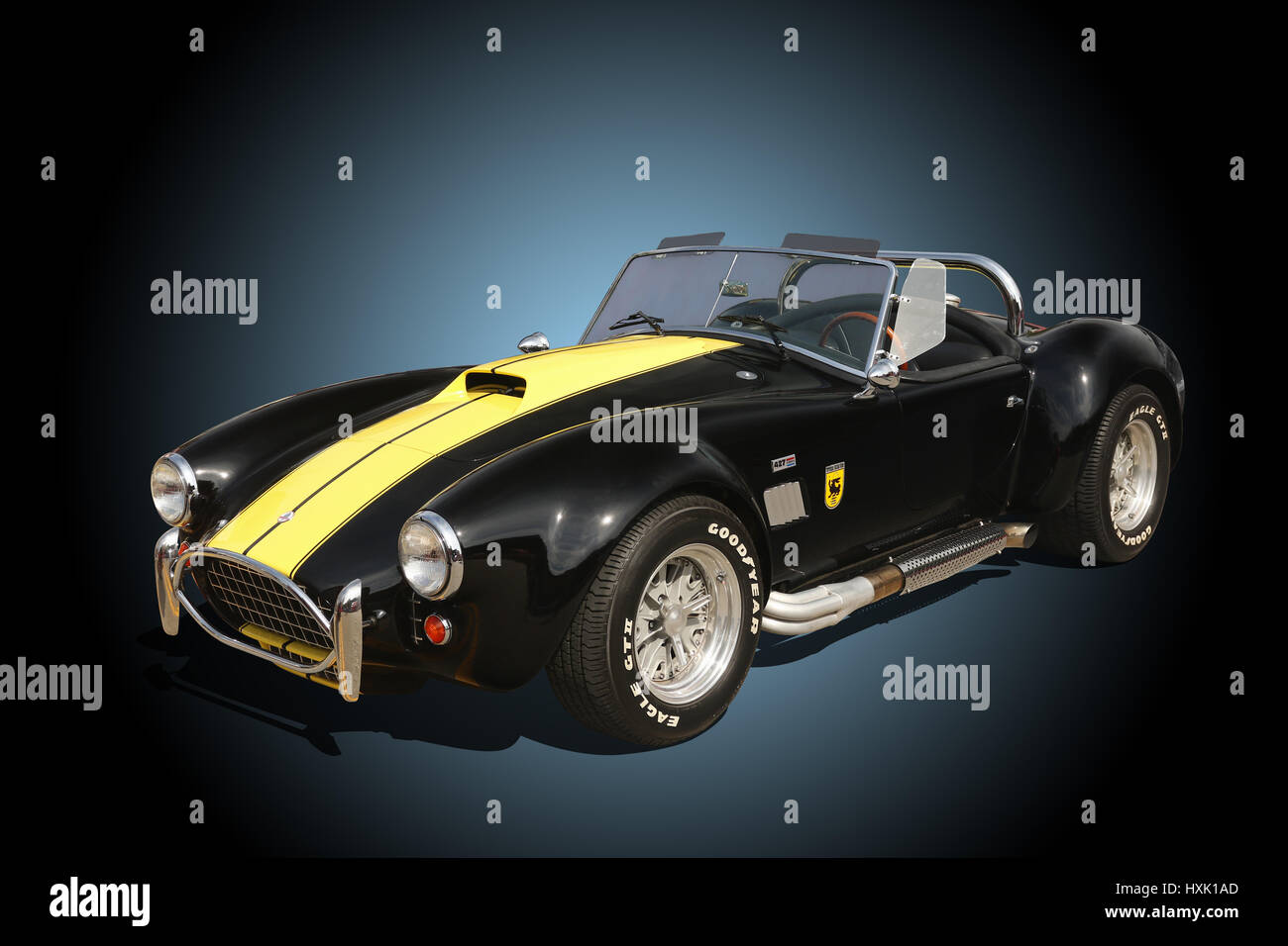 Auto- 1964 AC Cobra. Ford Shelby Cobra 427. Noir avec jaune. Banque D'Images