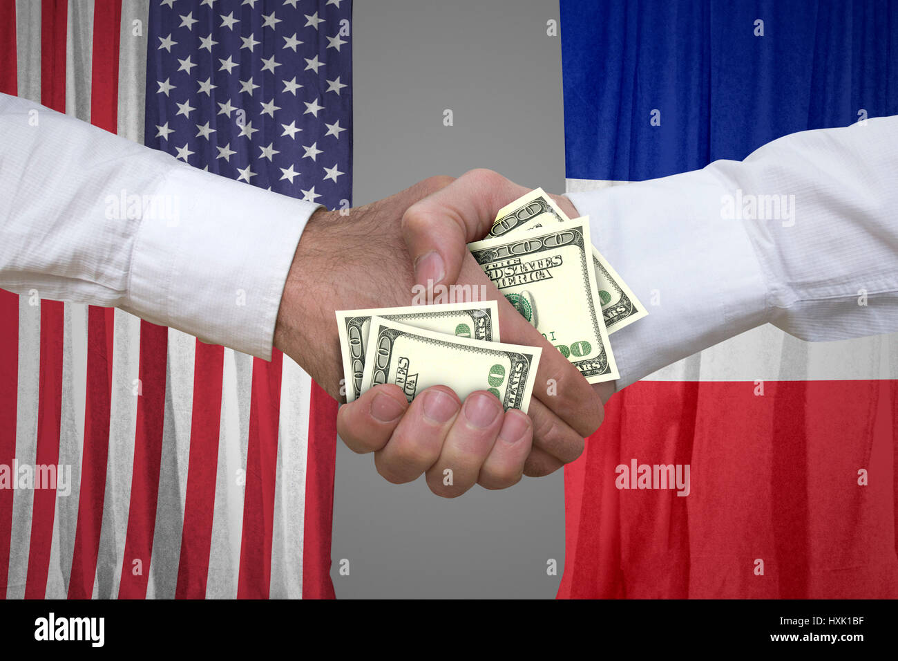 100 dollar bills et les USA et drapeaux français arrière-plan. Banque D'Images