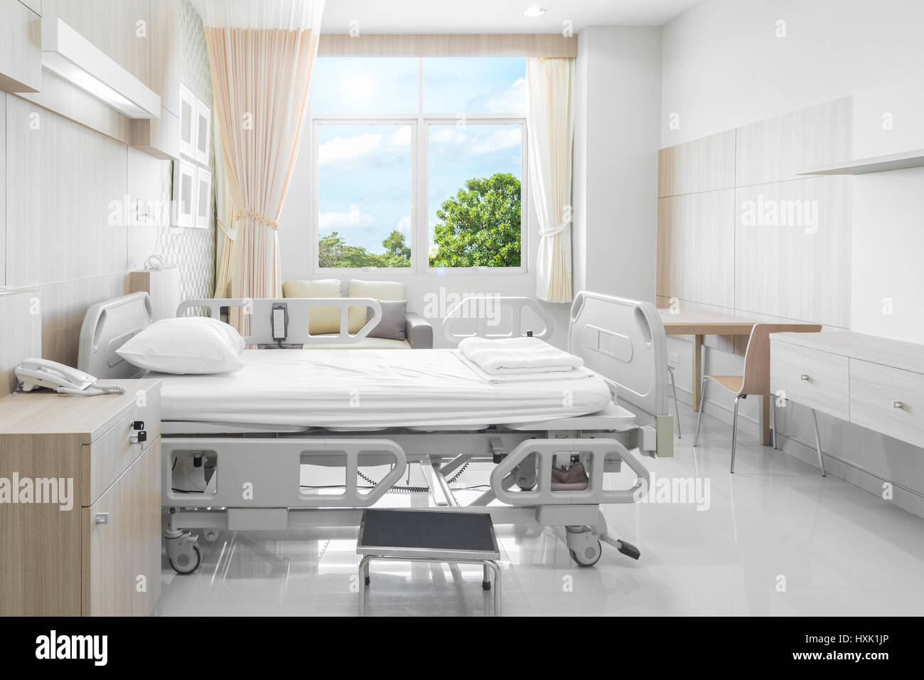 Chambre d'hôpital avec lits confortables et équipées dans un médical de l' hôpital moderne Photo Stock - Alamy
