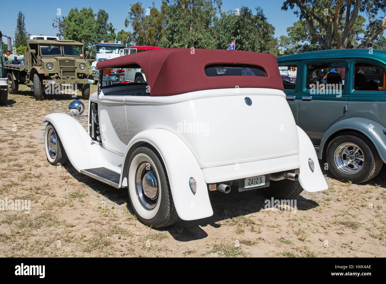 Vintage white ford v8 décapotable hot rod. Banque D'Images