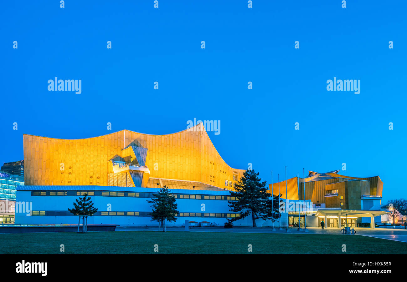 Vue de nuit salles de concert Philharmonie de Berlin, accueil d'Orchestre Philharmonique de Berlin à Berlin, Allemagne Banque D'Images