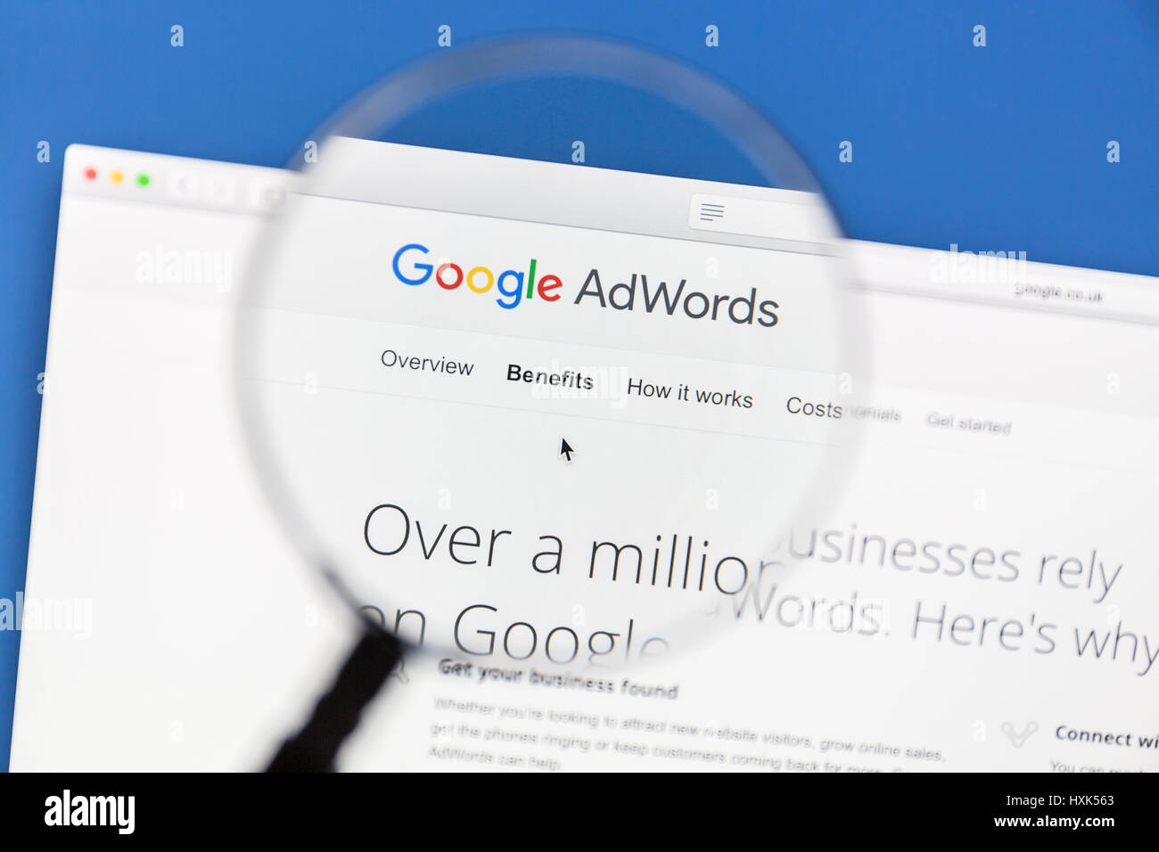Google Adwords site web sous une loupe. Google AdWords est un service de publicité en ligne. Banque D'Images