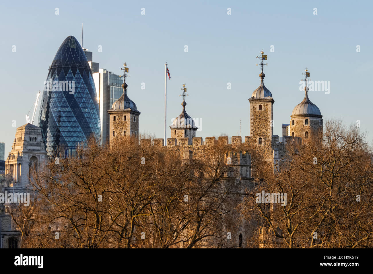 La Tour de Londres avec 30 St Mary Axe connu sous le nom de gratte-ciel le Gherkin en arrière-plan, Londres Angleterre Royaume-Uni UK Banque D'Images