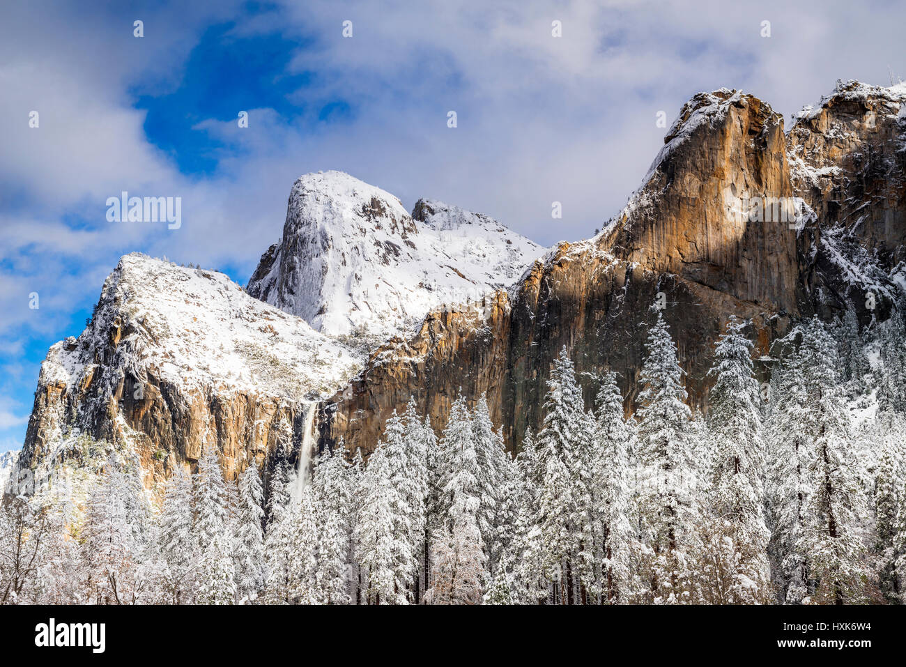 Bridalveil Fall et la Tour penchée en hiver, Yosemite National Park, California USA Banque D'Images