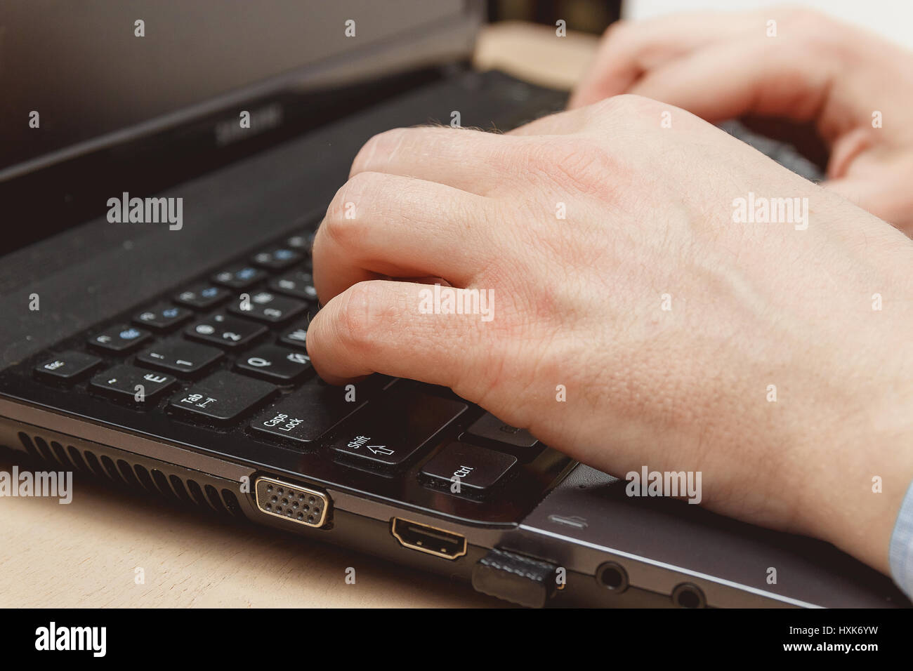 Businessman hand en utilisant le clavier sur ordinateur portable Banque D'Images