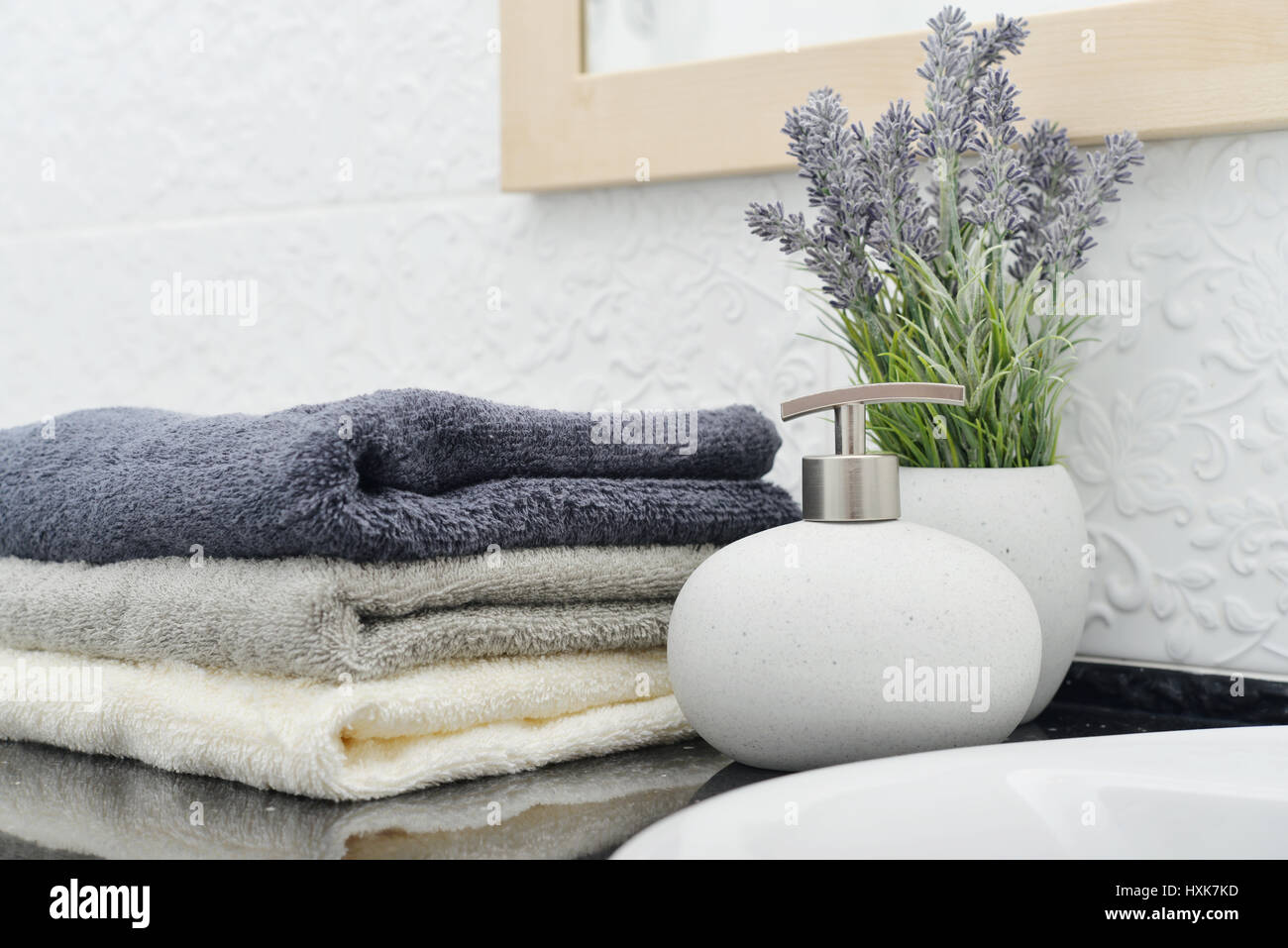 Distributeur de savon avec une pile de serviettes dans une salle de bains libre Banque D'Images