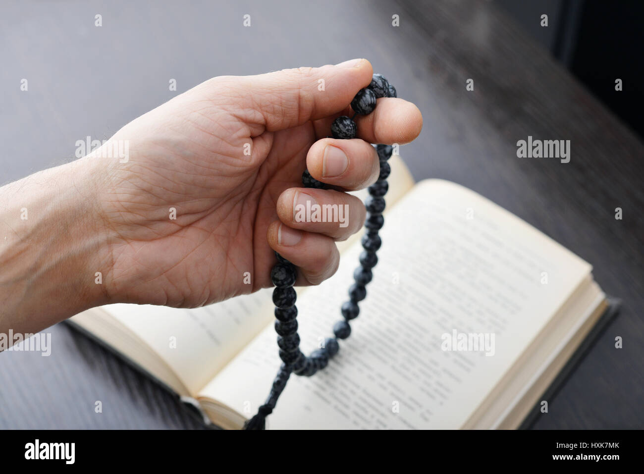 Male hand holding rosary coran et gros plan sur l'arrière-plan. Banque D'Images