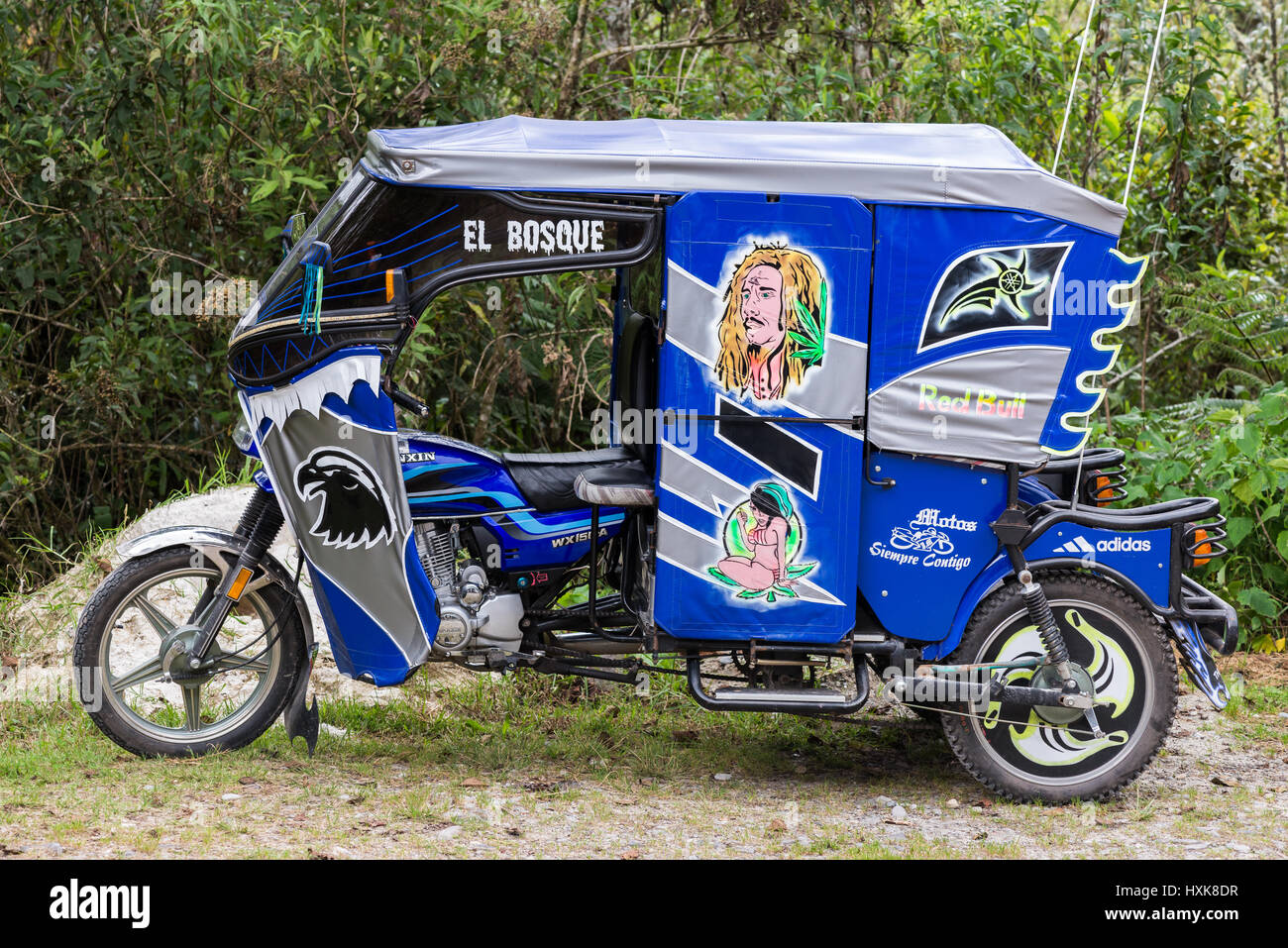 Peintes de couleurs vives tricycle à moteur utilisés par les habitants comme moyen de transport principal dans les Andes du nord du Pérou. Banque D'Images