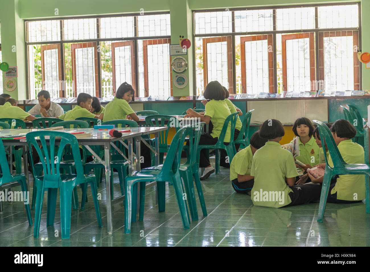 Les élèves étudient par eux-mêmes à une classe à Phuket, Thaïlande. 08-Mar-2017 Banque D'Images