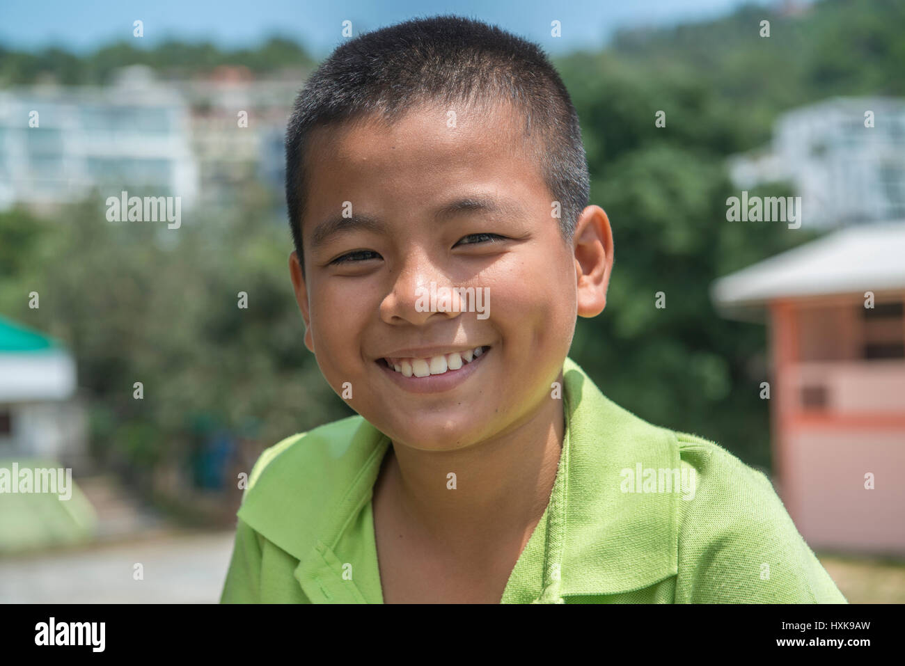 Smiling boy jeu nommé dans une école primaire à Phuket, Thailande. 08-Mar-2017 Banque D'Images