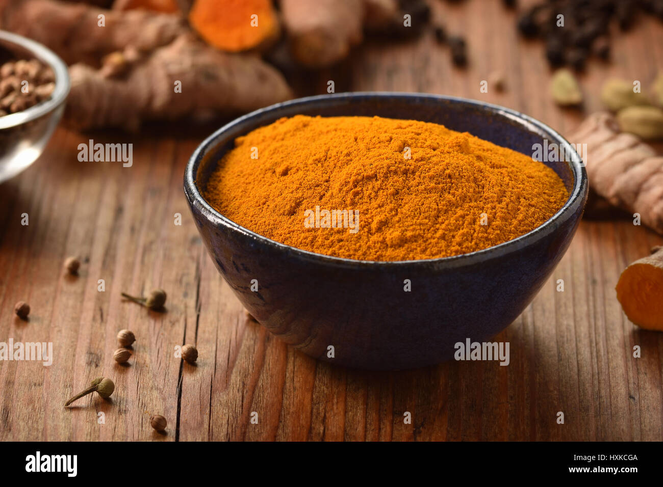 Rez-de poudre de curcuma dans un bol sur fond de bois. Épices en bonne santé. Banque D'Images