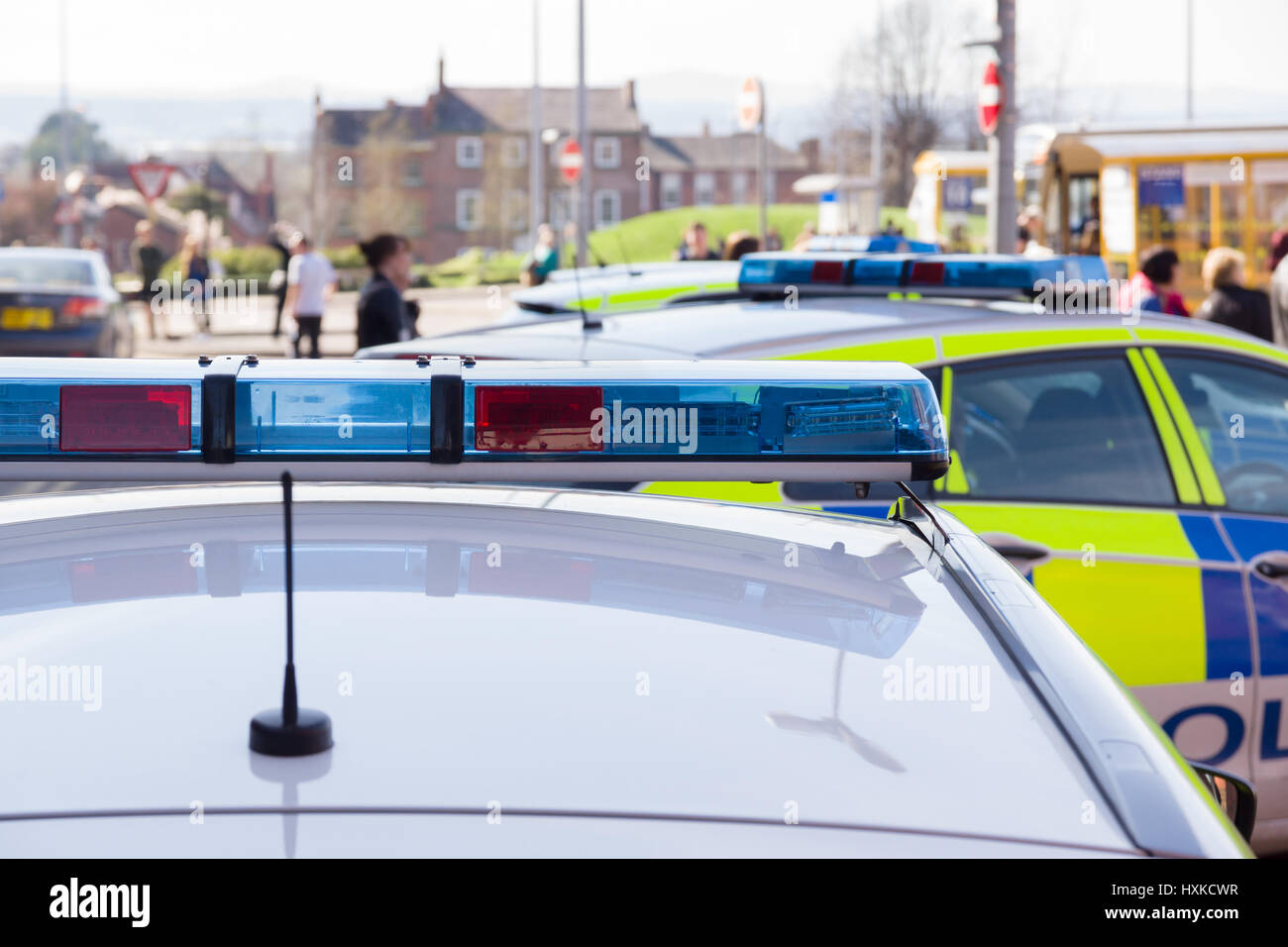 Barres lumineuses sur des véhicules de police britanniques non identifiés qui assistent à un incident Dans le centre-ville de Chester Banque D'Images