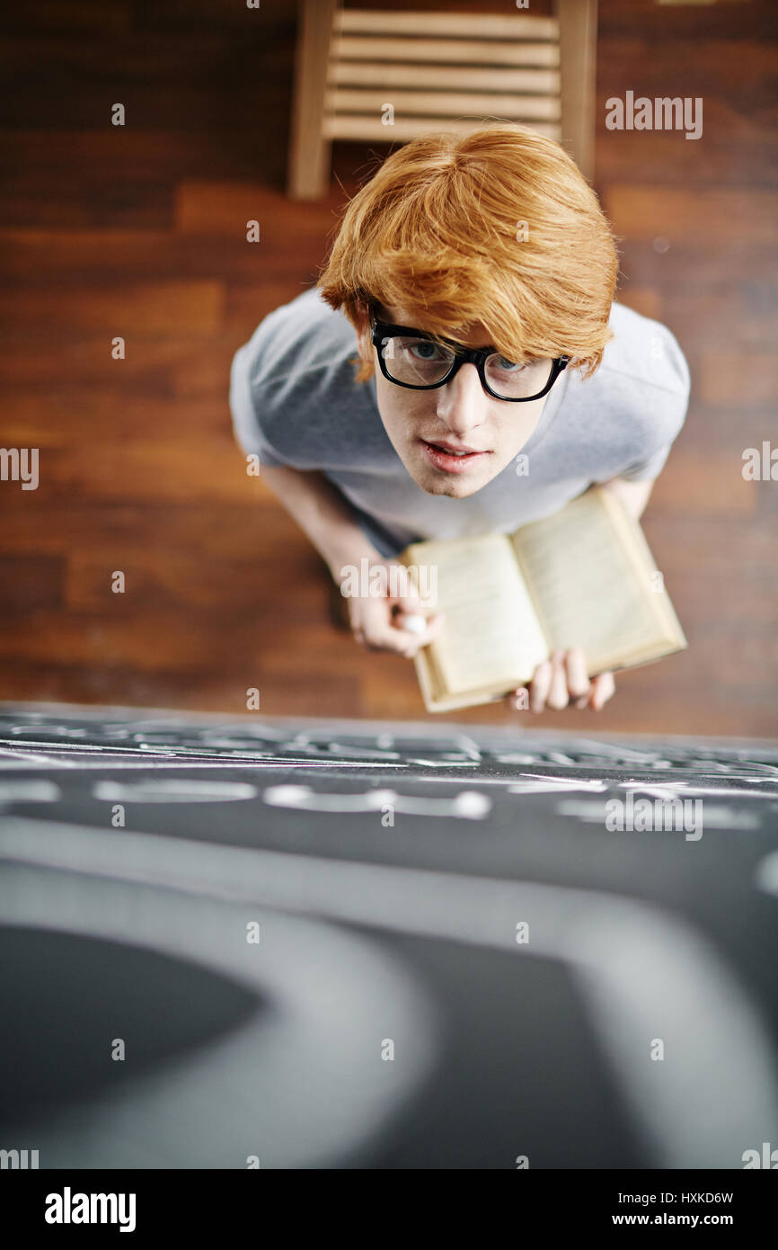 Smart College Student Working at Blackboard Banque D'Images