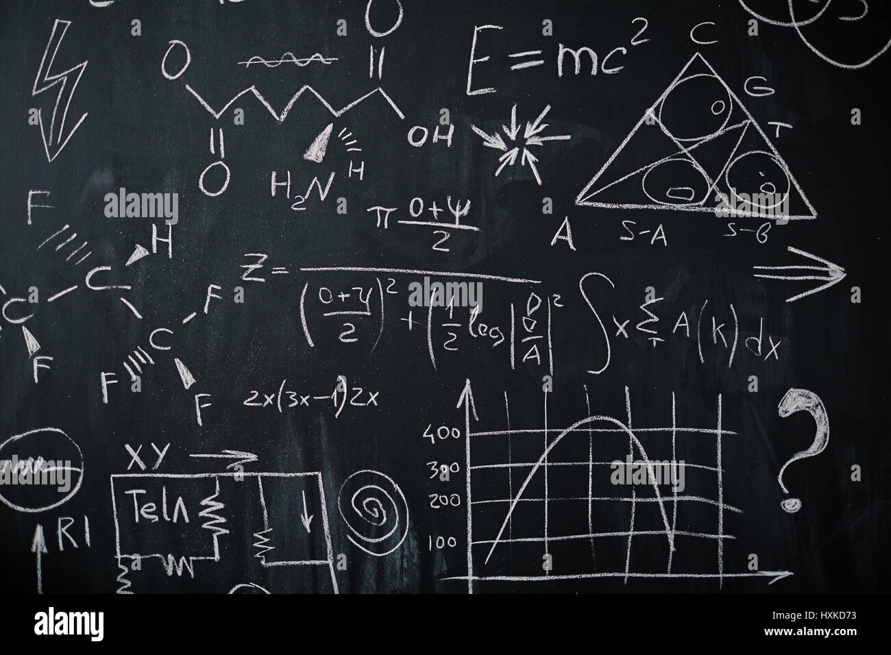 Tableau avec les formules scientifiques à Chalk Banque D'Images